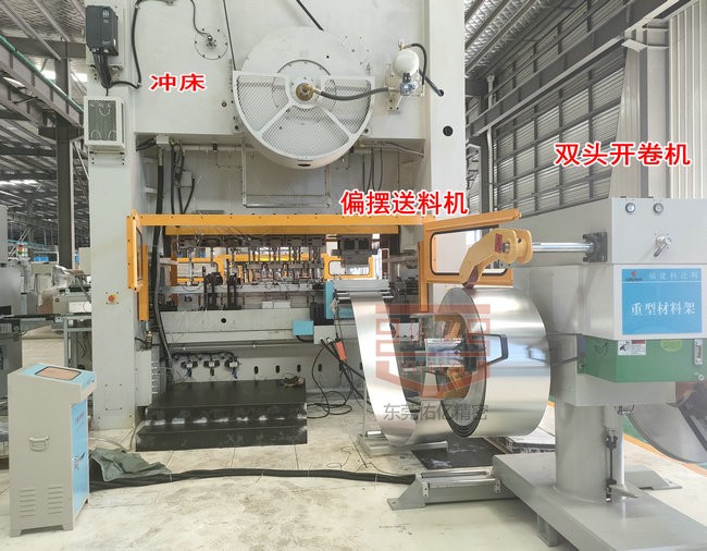 三次元機(jī)械手聯(lián)動偏擺送料機(jī)實現(xiàn)卷料多工序沖壓