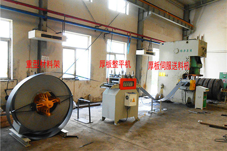 客戶考察KN95鼻梁條設(shè)備-自動材料架