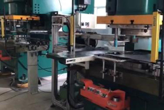 材料架、整平機(jī)、偏擺送料機(jī)、連桿式機(jī)械手+9臺(tái)沖床